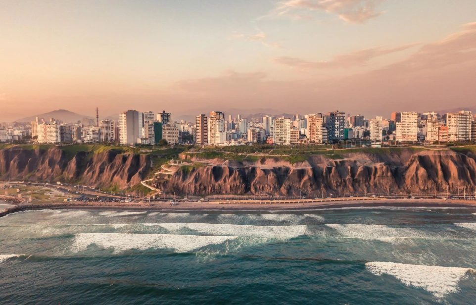 Lima, Pérou – capitale historique avec une architecture coloniale remarquable et des vues sur l’océan Pacifique