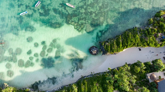 Vue aérienne d'un banc de sable entouré d'eau turquoise